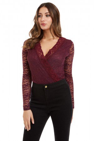 Burgundy lace blouse with V-neck and black skinny jeans