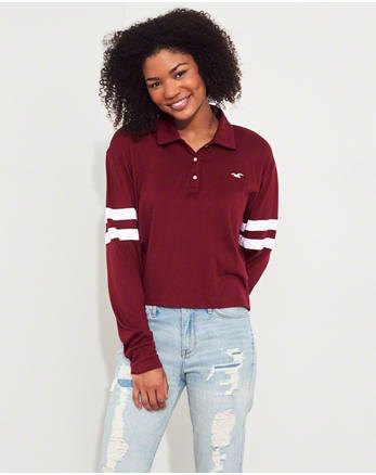 Burgundy polo shirt with relaxed fit and light blue boyfriend jeans