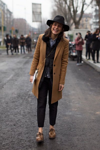Camel longline blazer with black slim fit jeans and floppy hat