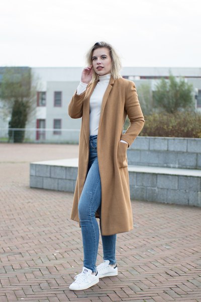 Cami-midi-length wool coat with a white, figure-hugging sweater