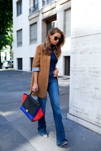 Oversized blazer made of camel suede with blue jeans and black leather boots