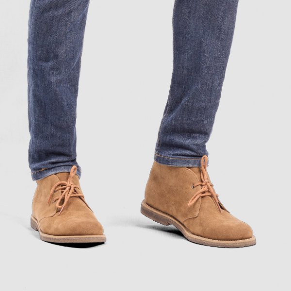 Wing-tip shoes made of camel suede with dark blue slim fit jeans