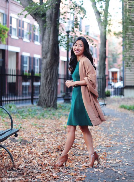 Camel wool coat with a gray fit and a knee-length, flared dress