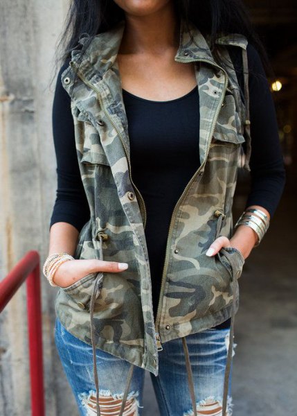 Camouflage vest with badly torn boyfriend jeans