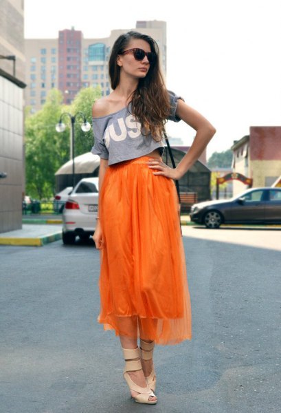 Chiffon midi high low skirt with a t-shirt with shoulder print
