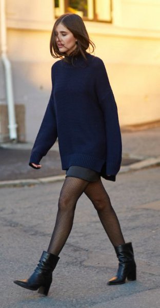 Coarsely knitted sweater with a gray mini skirt and ankle boots