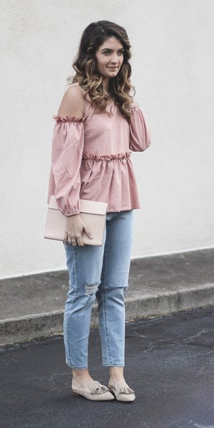 light pink peplum top with cold shoulder and light blue skinny jeans