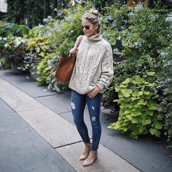 cream-colored, coarsely knitted jeans