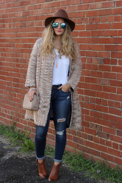 Crepe chunky cardigan with a white T-shirt and ripped skinny jeans