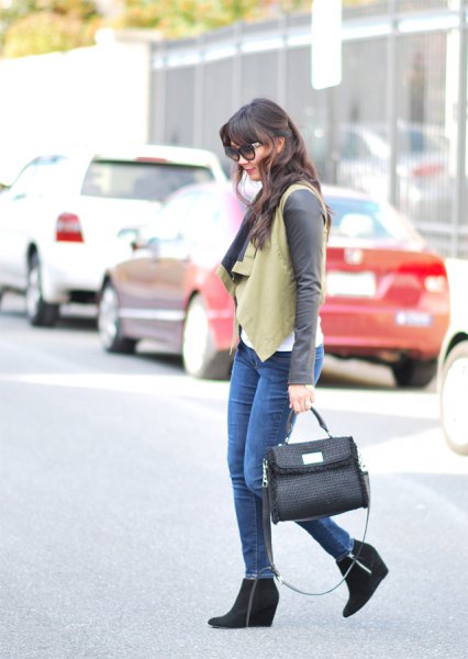 Crepe vest with a gray long-sleeved T-shirt and black ankle boots