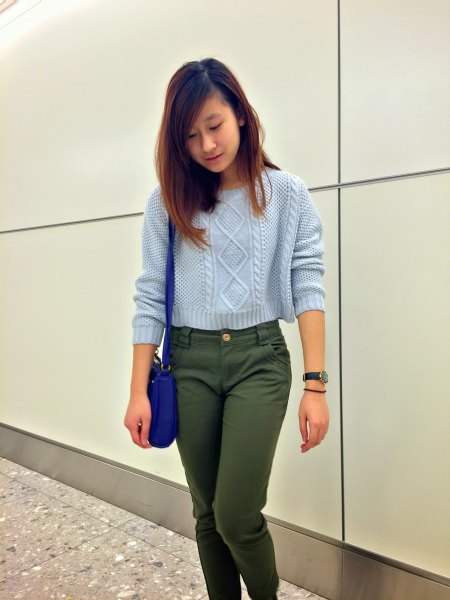 Short knitted sweater with green chinos