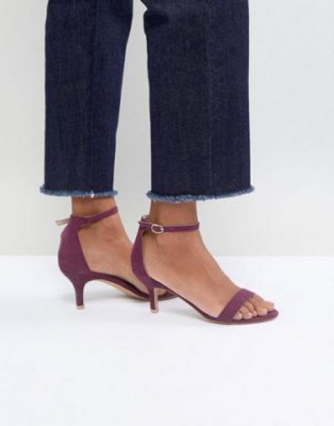Dark blue slim fit jeans with cuffs and gray sandals with kitten heels