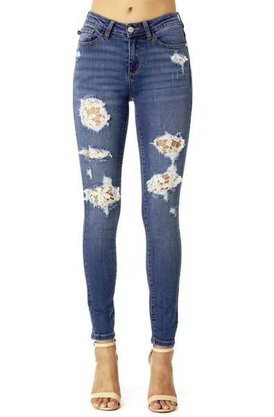 Dark blue skinny jeans made of lace with light pink open toe heels