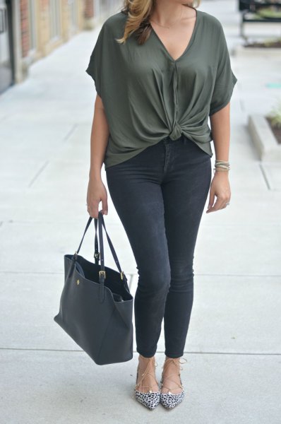 dark gray knotted top with V-neckline and black skinny jeans