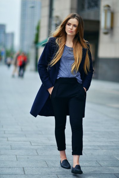 Dark blue wool longline coat with black jeans with cuffs and slippers made of penny suede
