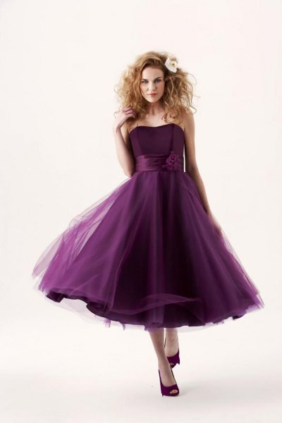 dark purple strapless bridesmaid dress made of chiffon tulle