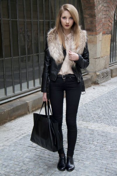 Biker jacket with a faux fur collar and black skinny jeans