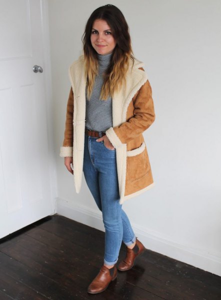 Suede coat with a faux fur collar and blue mom jeans