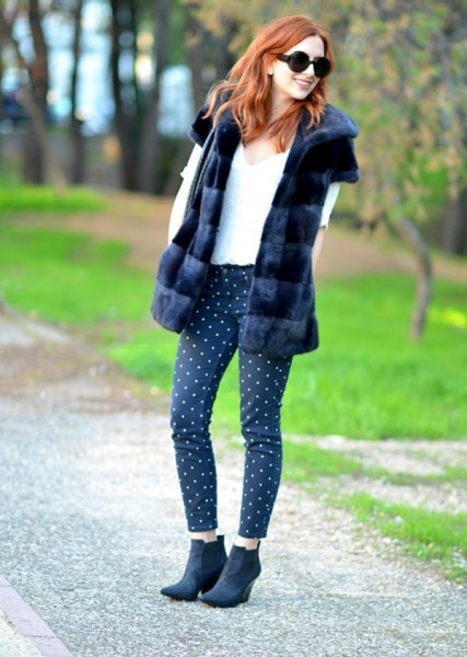 Short sleeve coat made of faux fur with cropped leggings with black and white polka dots