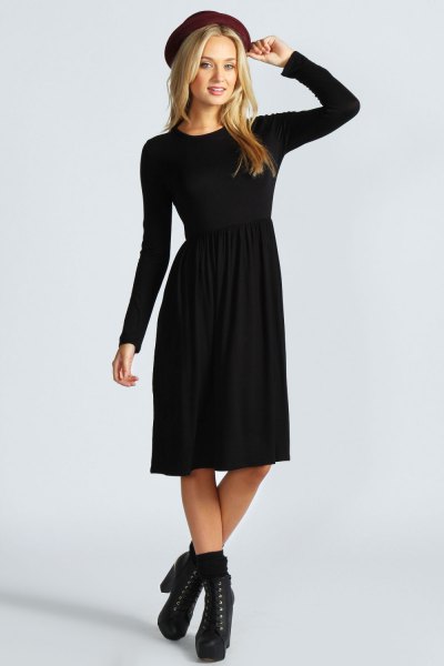 Felt hat with a black long-sleeved fit and a flared midi dress with boots with heels