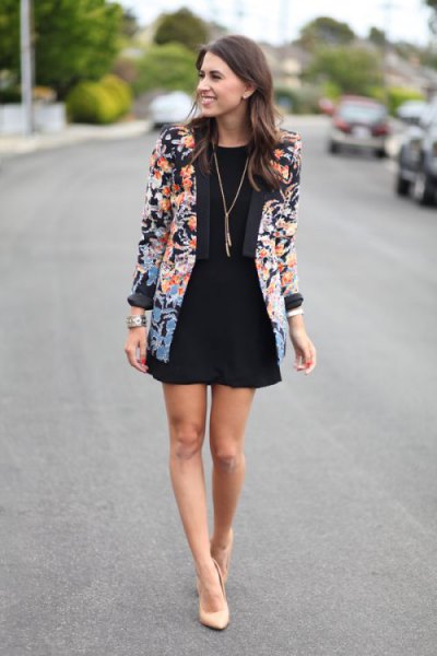 Blazer with floral pattern and black mini pirate skirt
