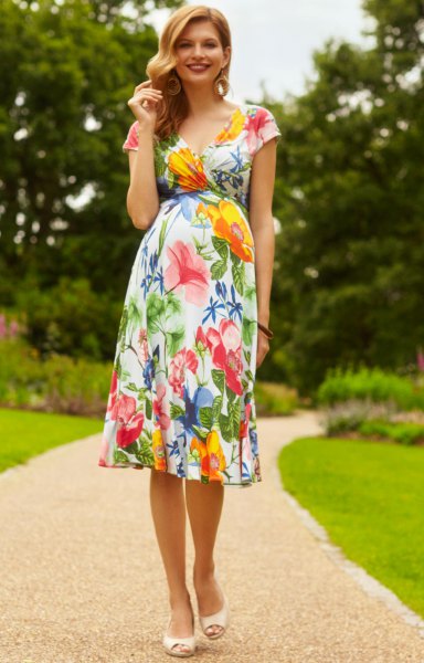 Fit with floral printed cap sleeves and a flared midi dress with open toe heels