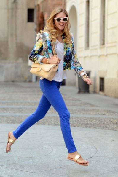 Short blazer with a floral pattern and royal blue skinny jeans