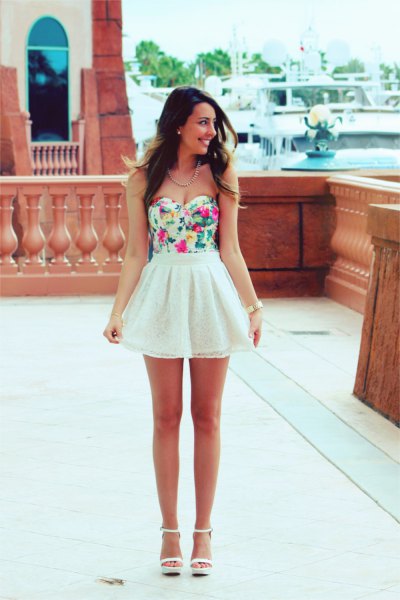 Strapless floral print top and white high-waisted chiffon minirater skirt