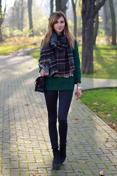 Checkered scarf made of forest green knitted sweater