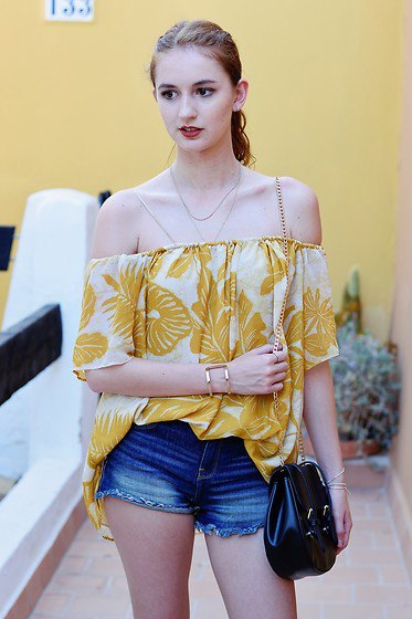 Gold and white printed on the shoulder blouse with blue denim shorts