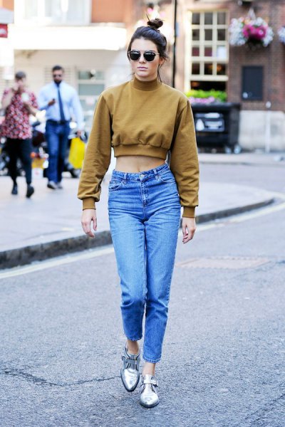 green short sweatshirt with mock neck and blue mom jeans with high waist