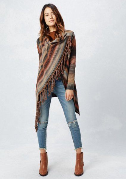 Blanket sweater with green fringes and cropped jeans with a slim fit