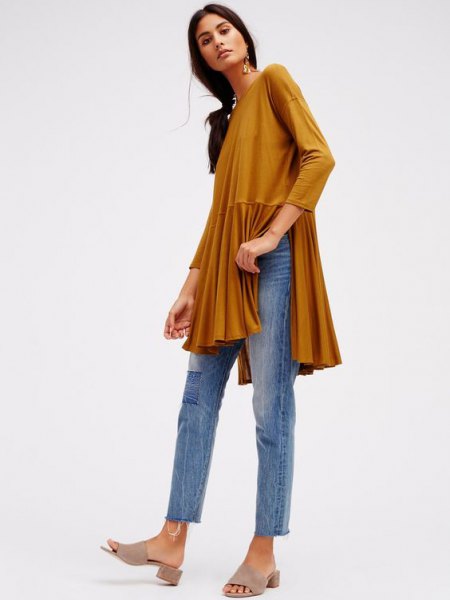 elegant tunic top with green peplum slit and cropped, slim-cut jeans