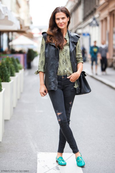 green printed shirt skinny jeans outfit