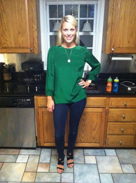 green blouse with puff sleeves and dark blue skinny jeans