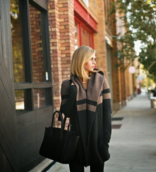 gray and black block sweater with skinny jeans