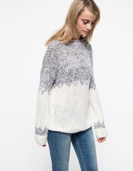 gray and white knitted sweater made of marbled block