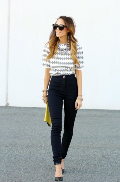 gray and white printed blouse with half sleeves and black jeans with high waist