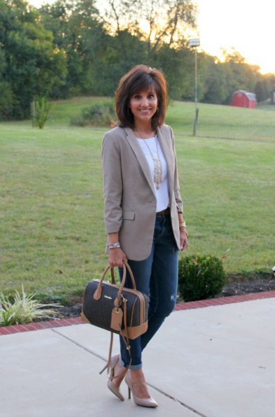 gray boyfriend blazer with white t-shirt and gold necklace