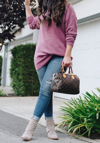 gray, coarsely knitted sweater with blue jeans and ankle boots