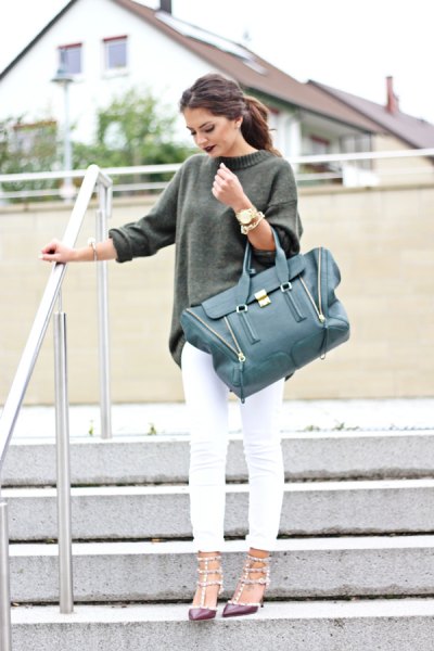 gray, chunky sweater with white skinny jeans