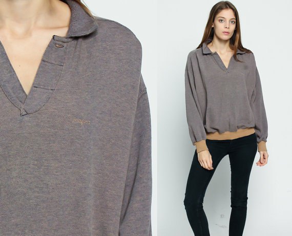 gray sweatshirt with V-neck and black skinny jeans