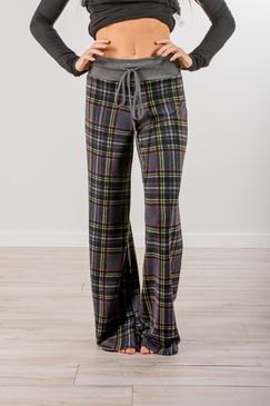 gray short-cut long-sleeved sweater with matching checked trousers