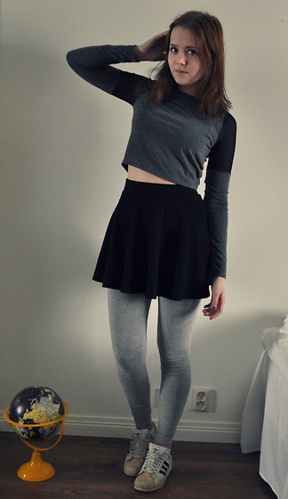 gray short-cut long-sleeved t-shirt with leggings and white sneakers