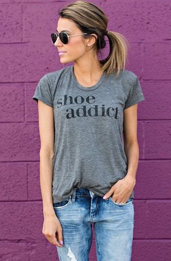 gray t-shirt with fitted print and boyfriend jeans