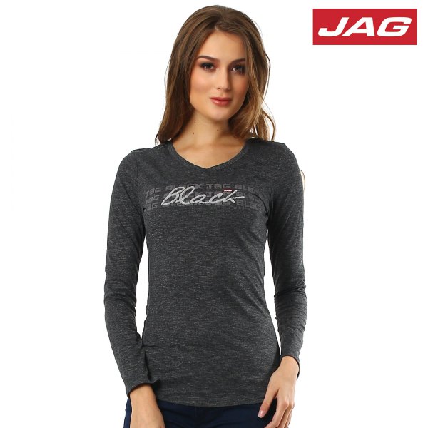 gray, figure-hugging long-sleeved T-shirt with black jeans