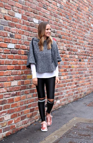 gray mottled sweater with knee-length tube trousers made of black leather
