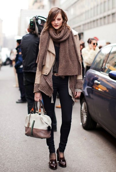 gray knitted scarf with light pink leather jacket and black slippers