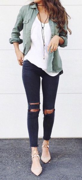 gray boyfriend shirt made of linen with ripped skinny jeans and light pink heels