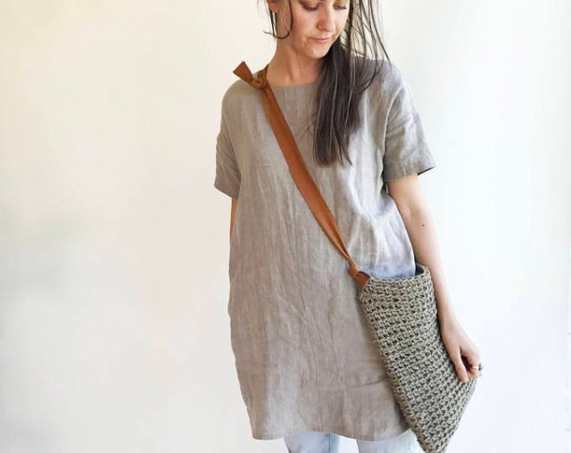 gray tunic top made of linen with light blue skinny jeans